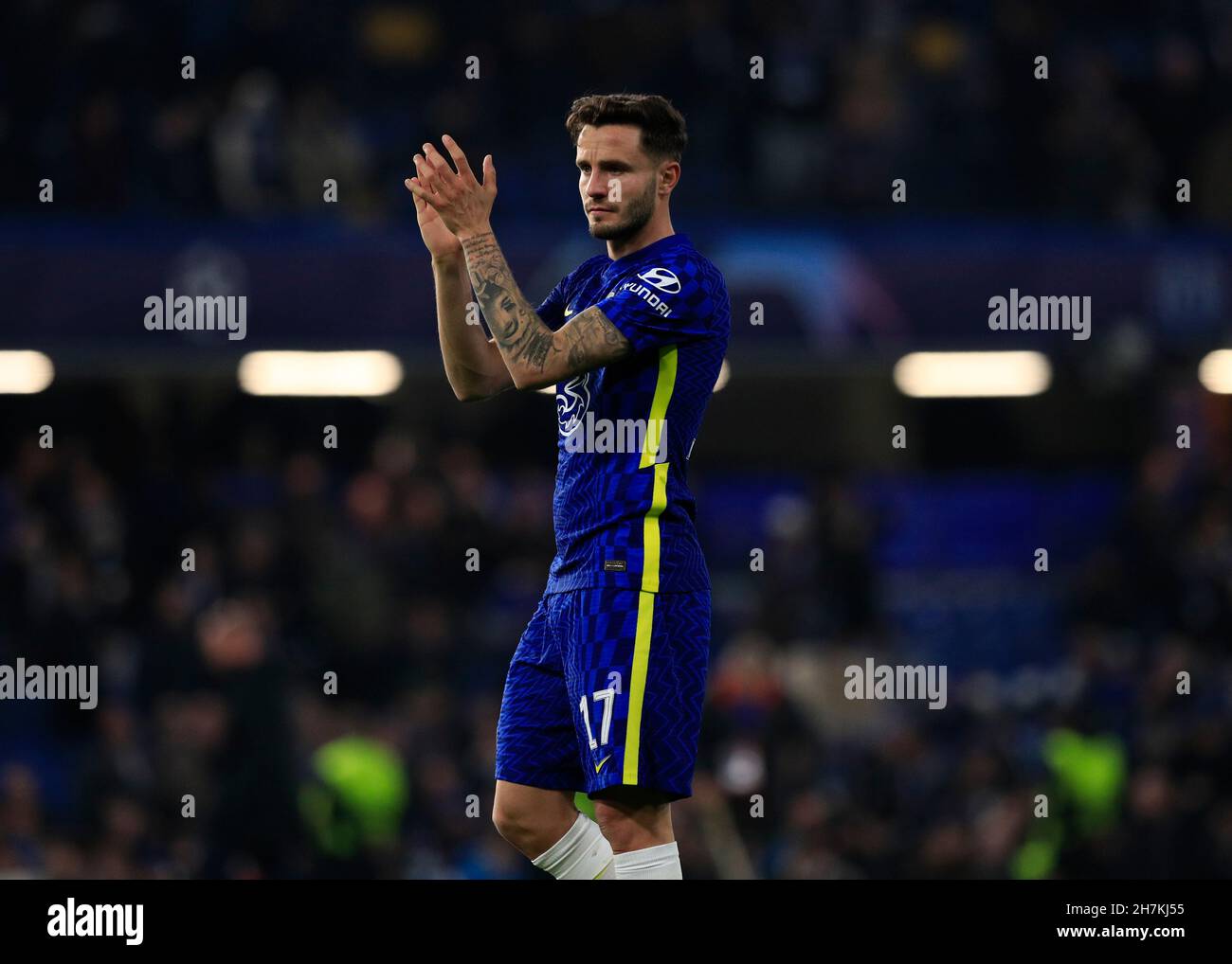 Stamford Bridge, Chelsea, Londres, Royaume-Uni.23 novembre 2021.Champions League football, Chelsea FC versus Juventus: Saul Niguez de Chelsea applaudit les fans de Chelsea après tout temps aux côtés de Mason Mount de Chelsea crédit: Action plus Sports/Alay Live News Banque D'Images