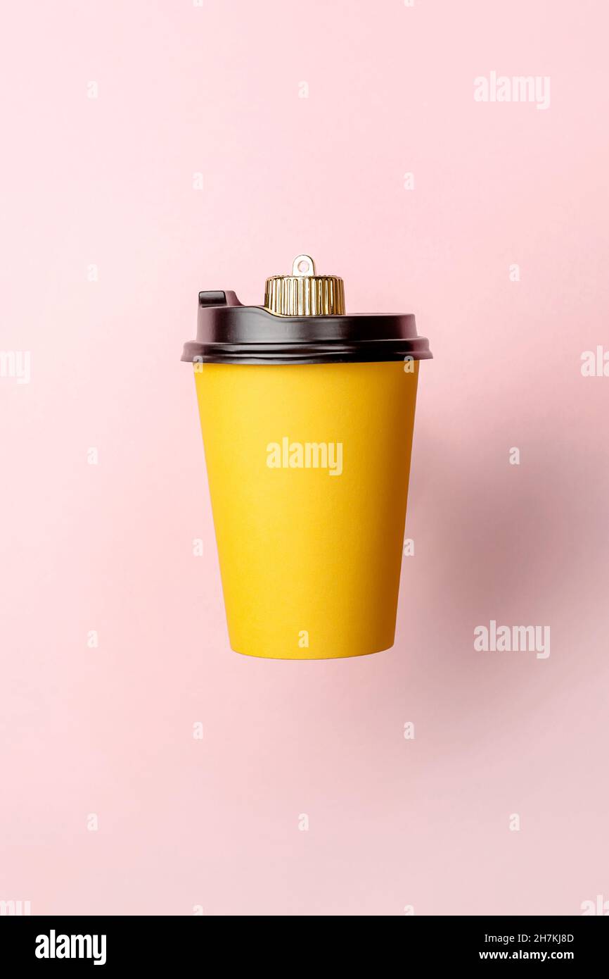 décoration de boule de noël faite de tasse à café jetable sur fond rose. Concept minimal du nouvel an. Gros plan Banque D'Images