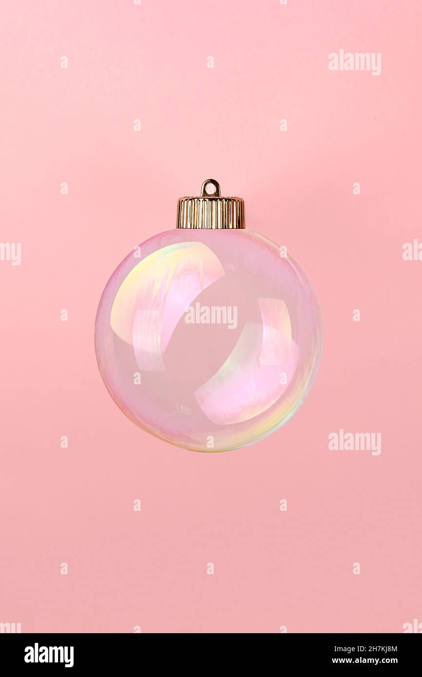 décoration de boule de noël faite de bulle de savon sur fond rose. Concept minimal du nouvel an. Gros plan Banque D'Images