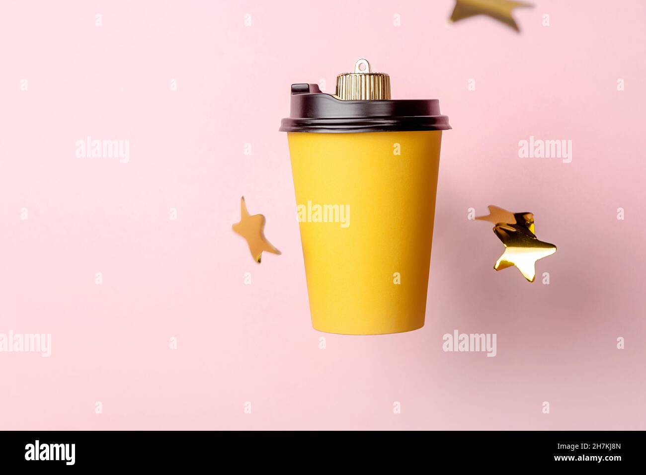 décoration de boule de noël faite de tasse de café sur fond rose avec des étoiles dorées. Concept minimal du nouvel an. Copyspace Banque D'Images