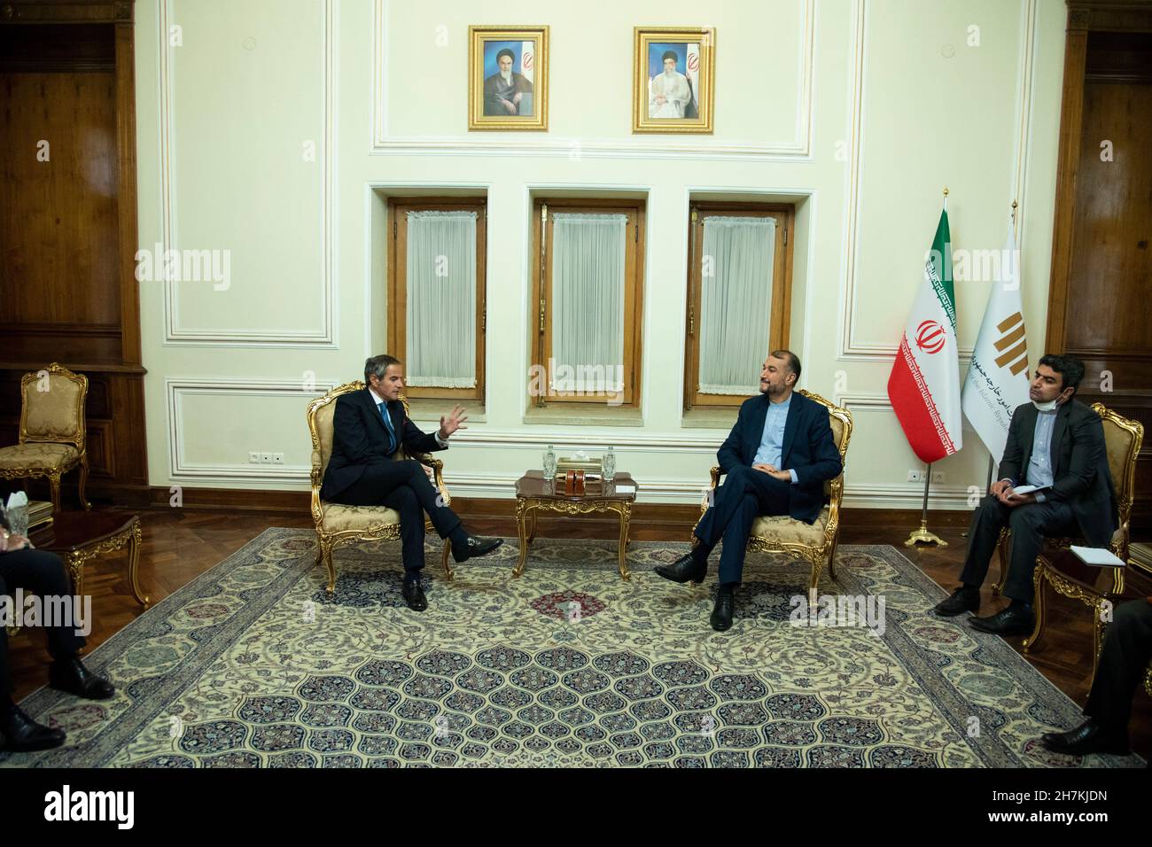 Téhéran, Téhéran, Iran.23 novembre 2021.Le chef de l'Agence internationale de l'énergie atomique, l'AIEA, Rafael Mariano Grossi(L), et le ministre iranien des Affaires étrangères Hossein Amirabdollahian se rencontrent à Téhéran, en Iran (image de crédit : © Sobhan Farajvan/Pacific Press via ZUMA Press Wire) Banque D'Images