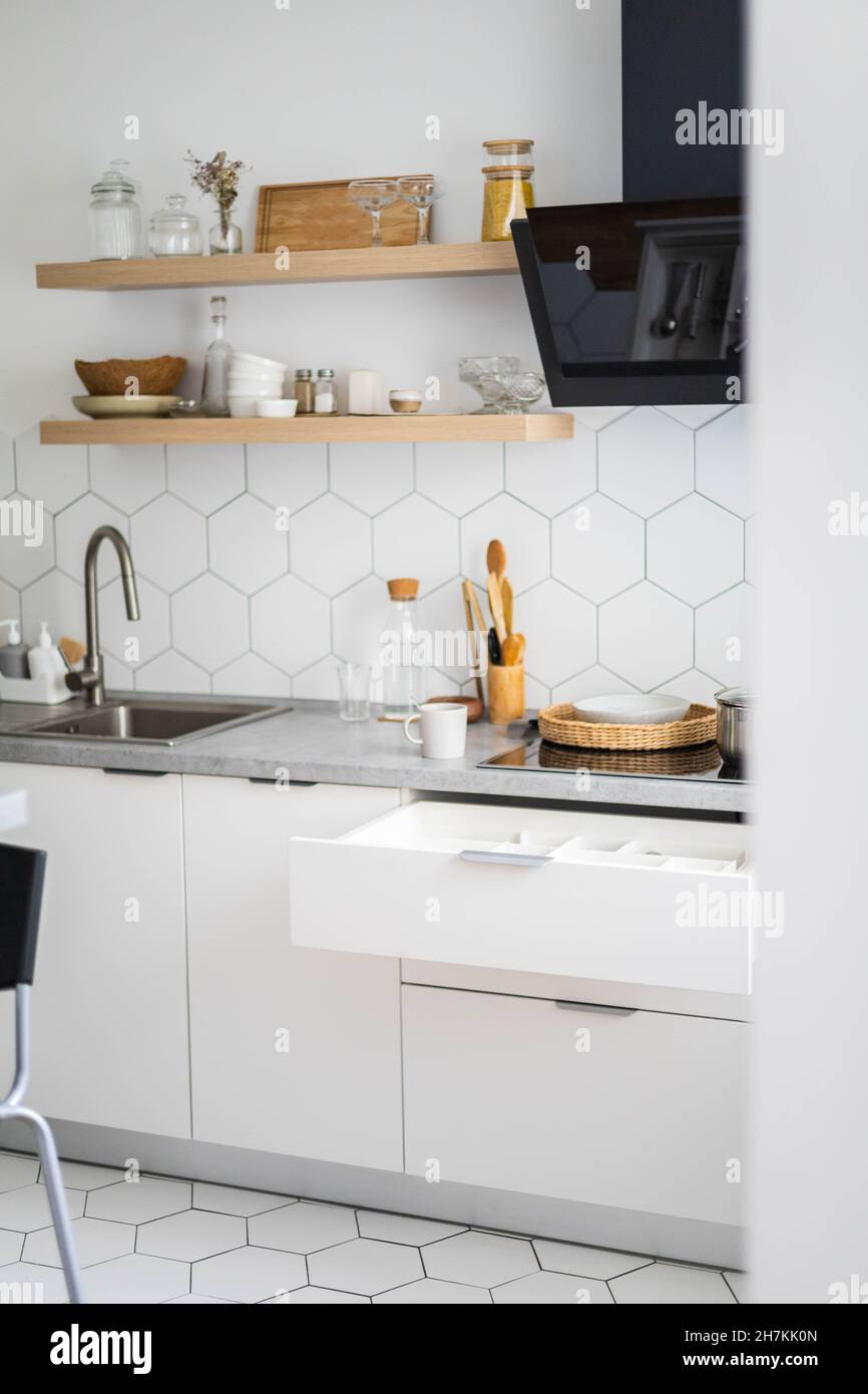 Intérieur de cuisine minimaliste de style nordique avec accessoires et  vaisselle soigneusement assemblés Photo Stock - Alamy