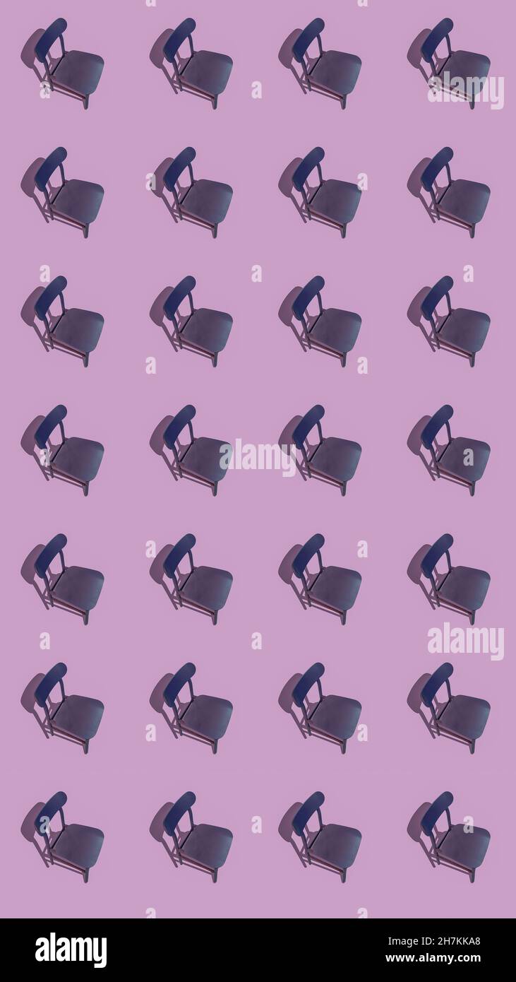 Modèle vertical concept d'arrière-plan: Chaise de salle à manger en bois vide avec une ombre sur un fond violet.Concept de design minimaliste. Banque D'Images