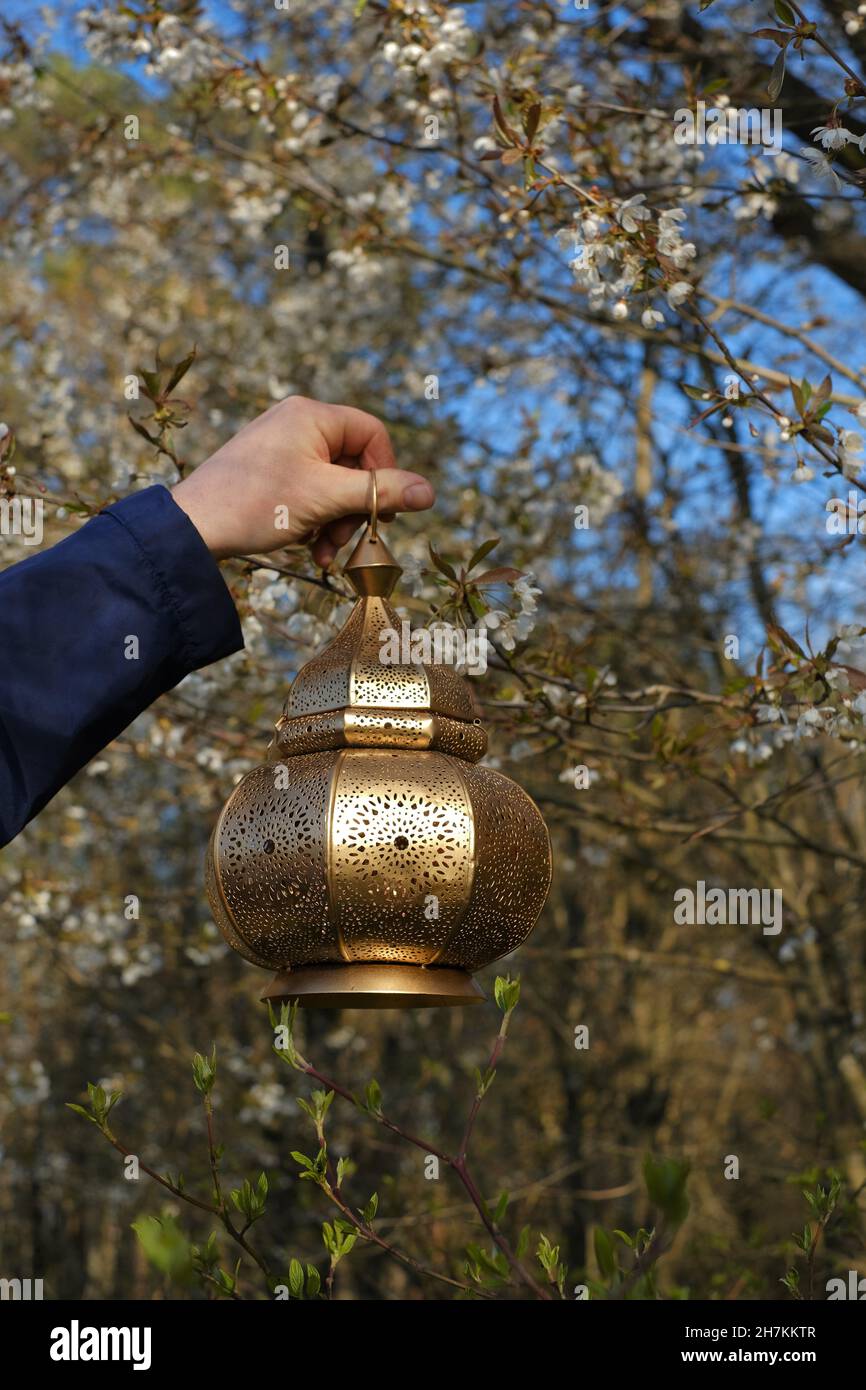 Ramadan.Lanterne d'or Mubarak dans le jardin de printemps .symbole de vacances religieuses musulmanes de printemps.lampe de Mubarak .heure de Ramadan. Banque D'Images