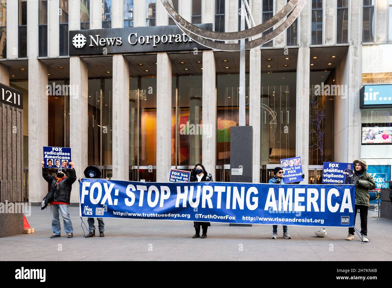 New York, États-Unis.23 novembre 2021.Les manifestants tiennent une bannière disant « Fox : cessez de blesser l'Amérique » lors d'une manifestation contre Fox News devant son bâtiment sur la Sixième Avenue.Crédit : SOPA Images Limited/Alamy Live News Banque D'Images