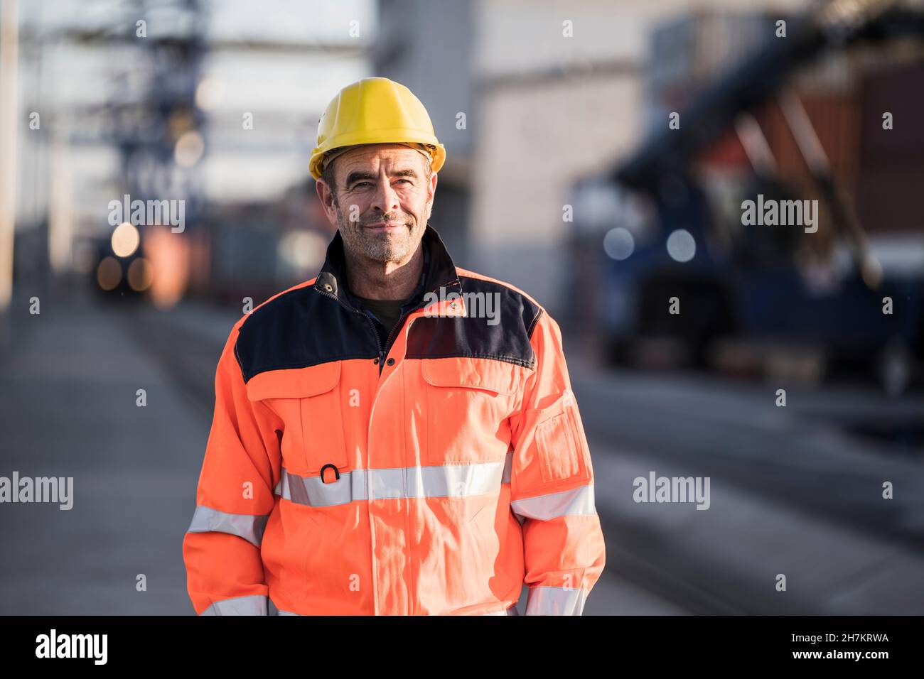 Employé de cols bleus masculin sur un quai commercial Banque D'Images
