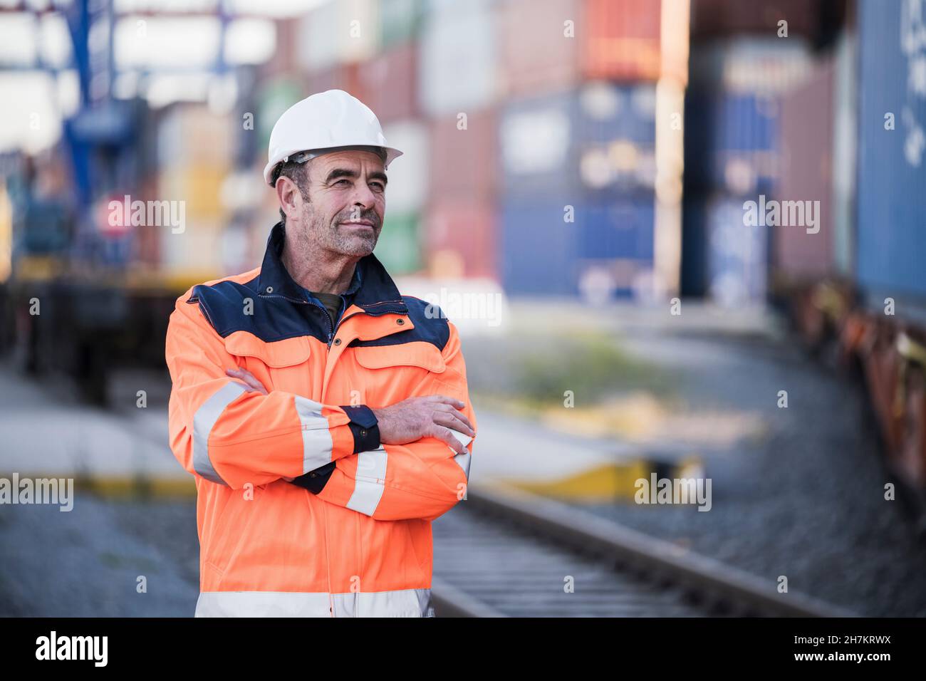 Homme avec les armes croisées à quai commercial Banque D'Images