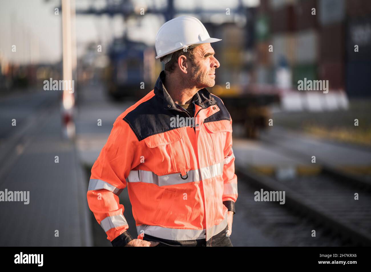 Travailleur masculin contemplatif sur un quai commercial Banque D'Images