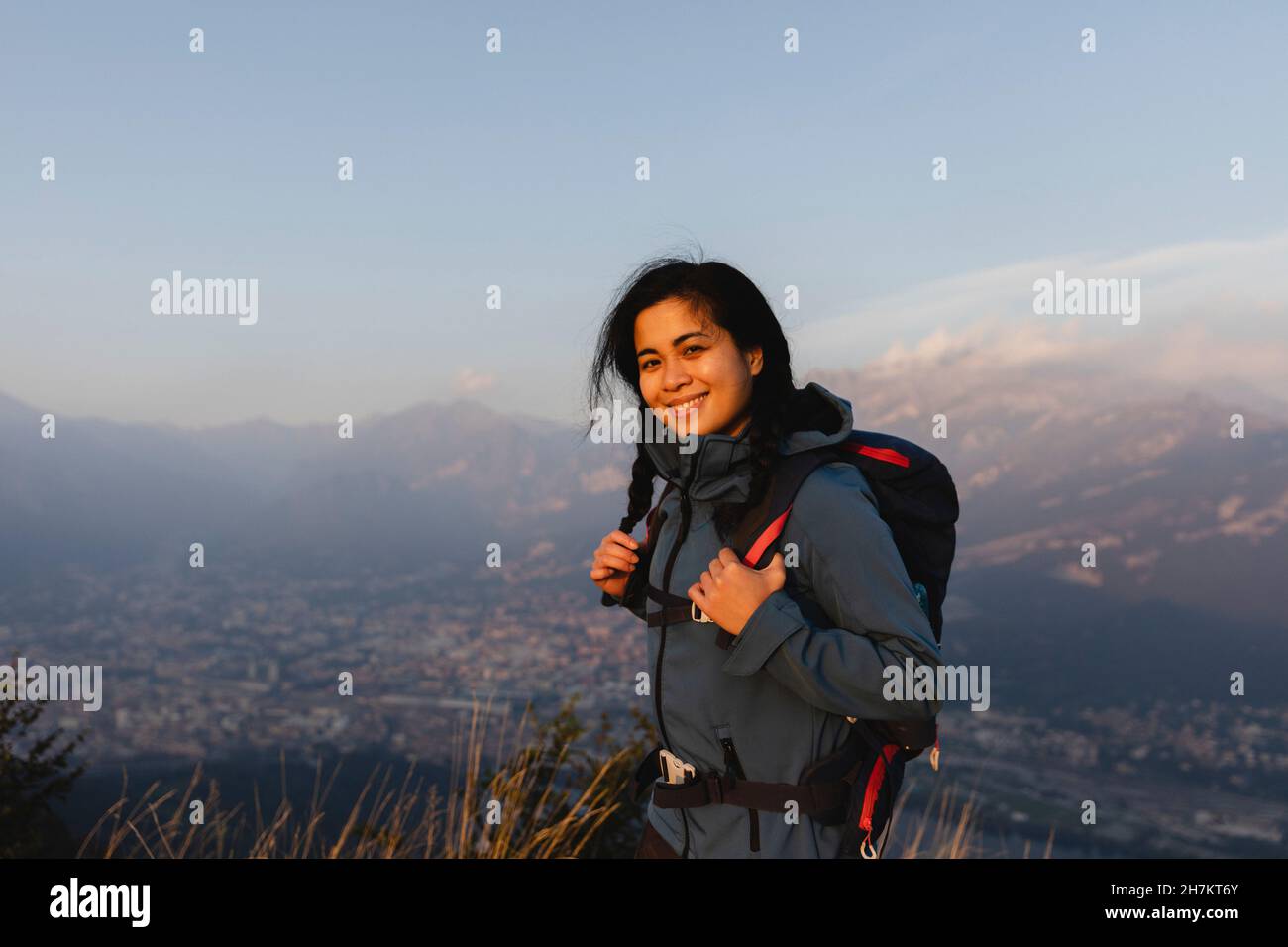 Femme souriante randonneurs en montagne Banque D'Images