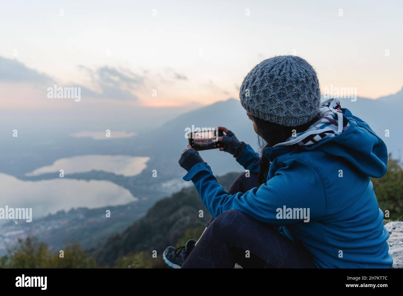 Femme photographiant à travers un téléphone mobile en montagne Banque D'Images