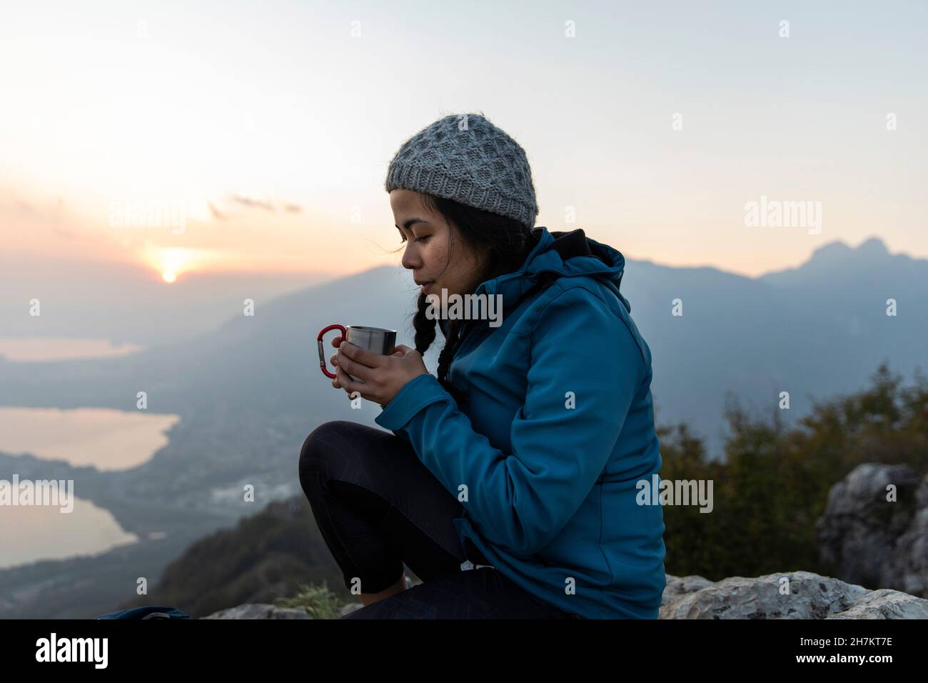 Femme prenant un café en montagne Banque D'Images