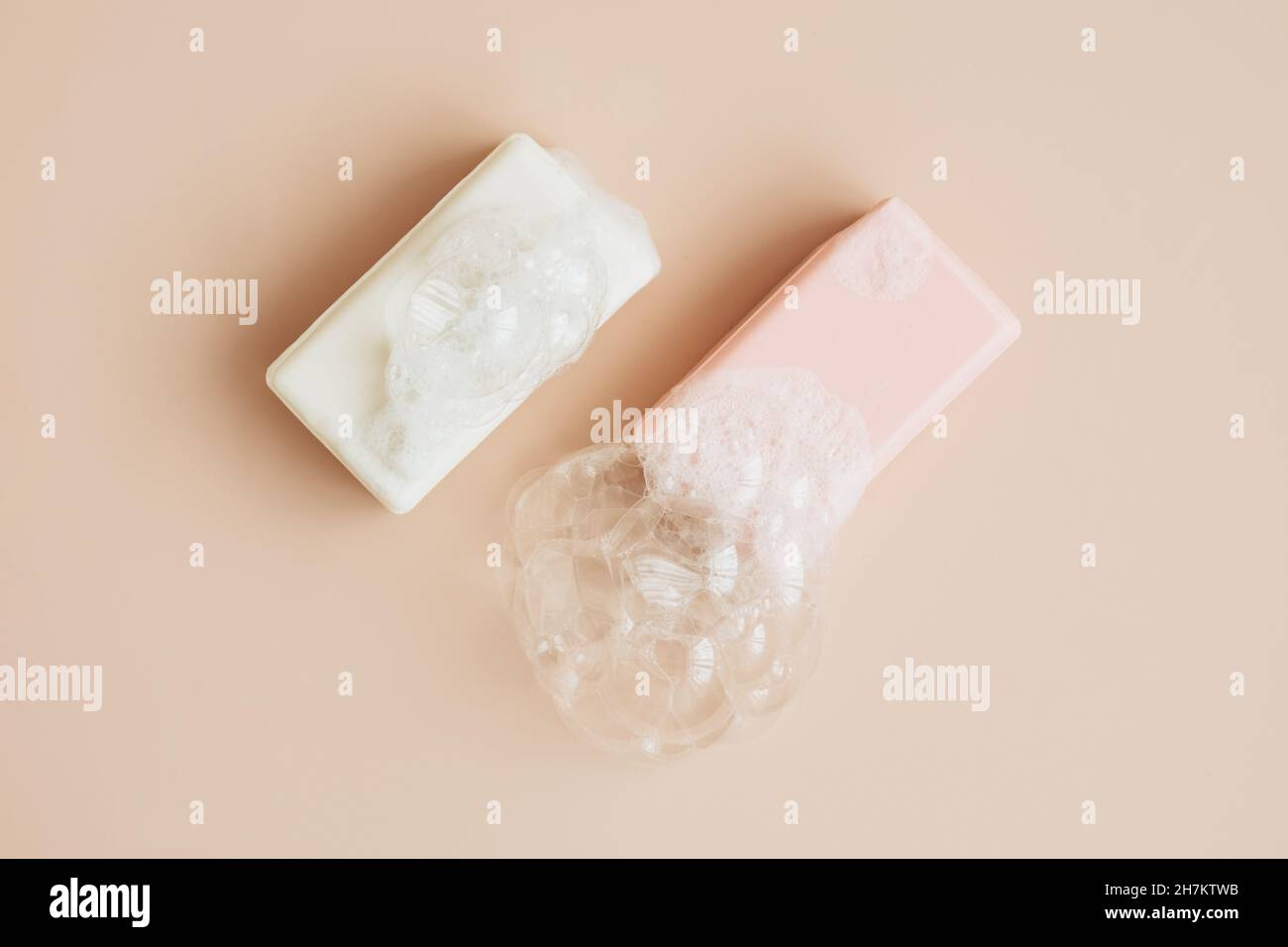 Savon naturel bio fait à la main avec de grandes bulles de mousse sur fond pastel.Santé beauté produits naturels concept. Banque D'Images