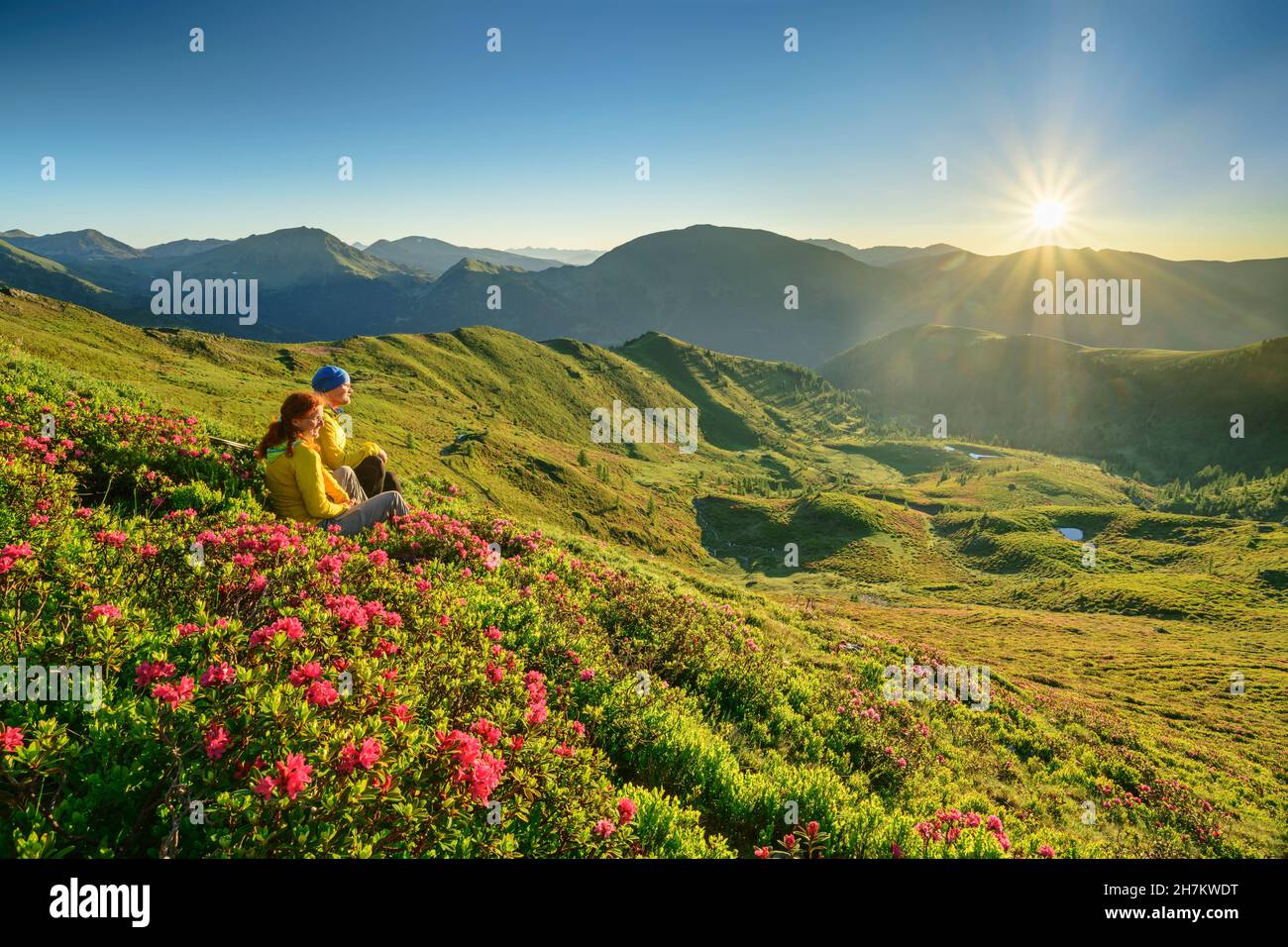 Randonneurs assis dans un pré de montagne en Carinthie, Autriche Banque D'Images