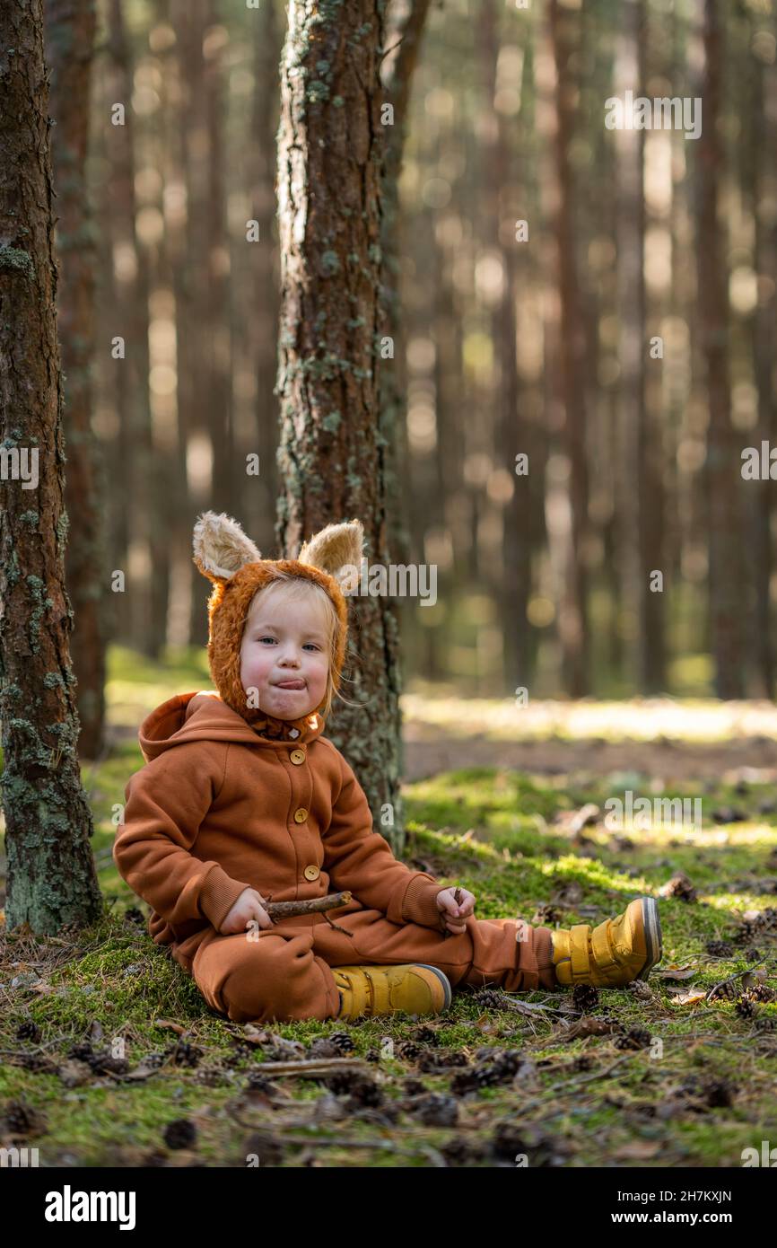 Fille qui colle la langue dans la forêt Banque D'Images