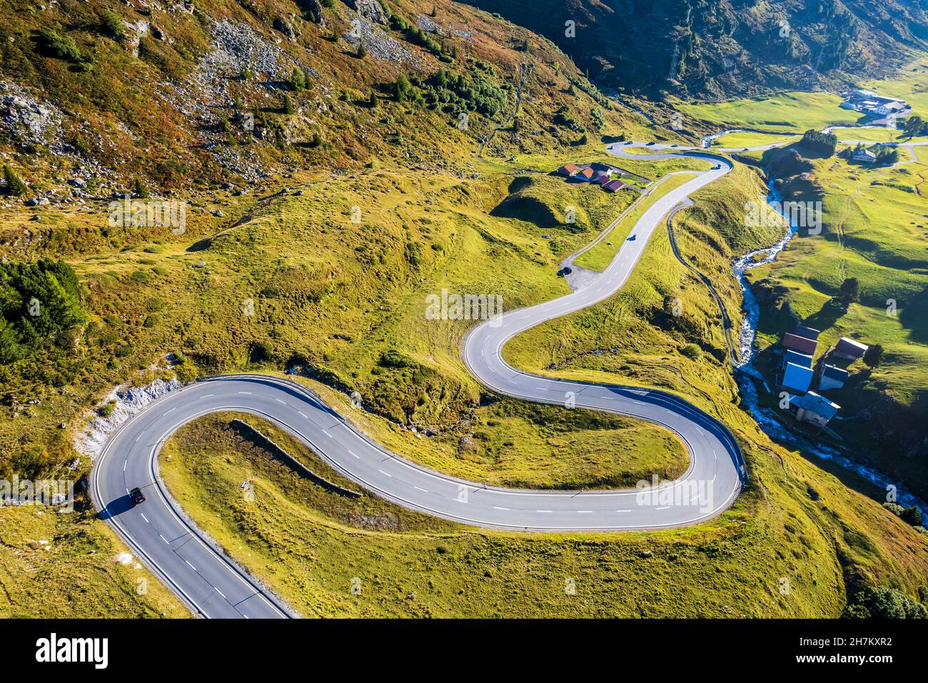 Route courbe sur la montagne à Graubunden, Suisse Banque D'Images
