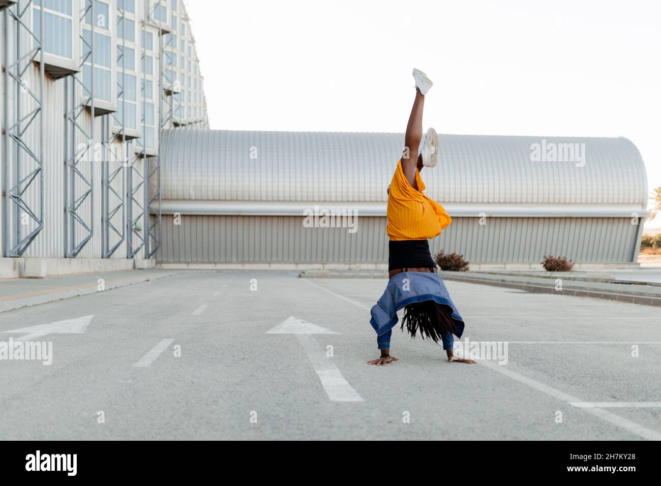 Femme pratiquant sur la route Banque D'Images