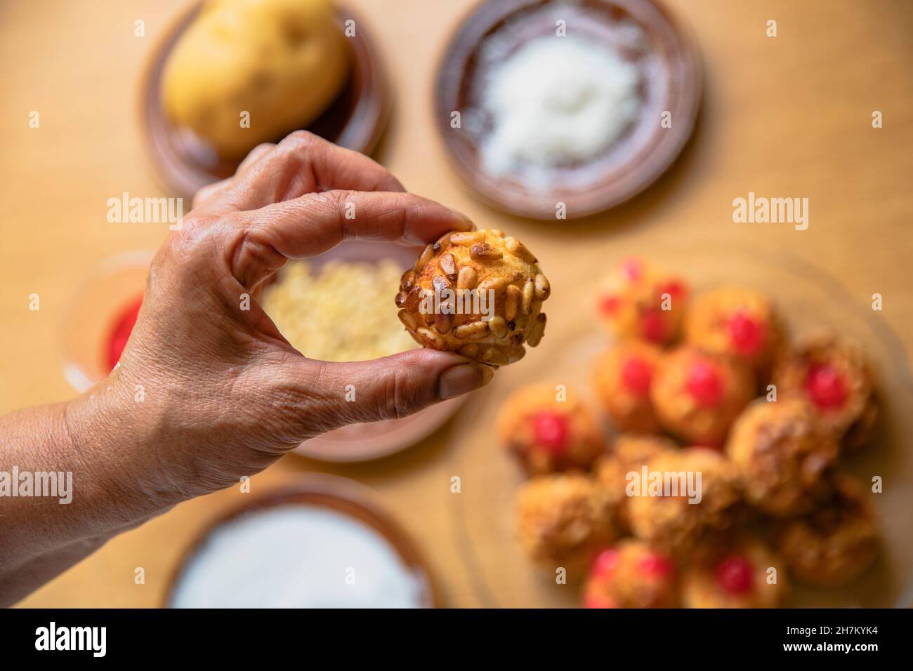 Femme tenant de la nourriture sucrée dans la cuisine Banque D'Images