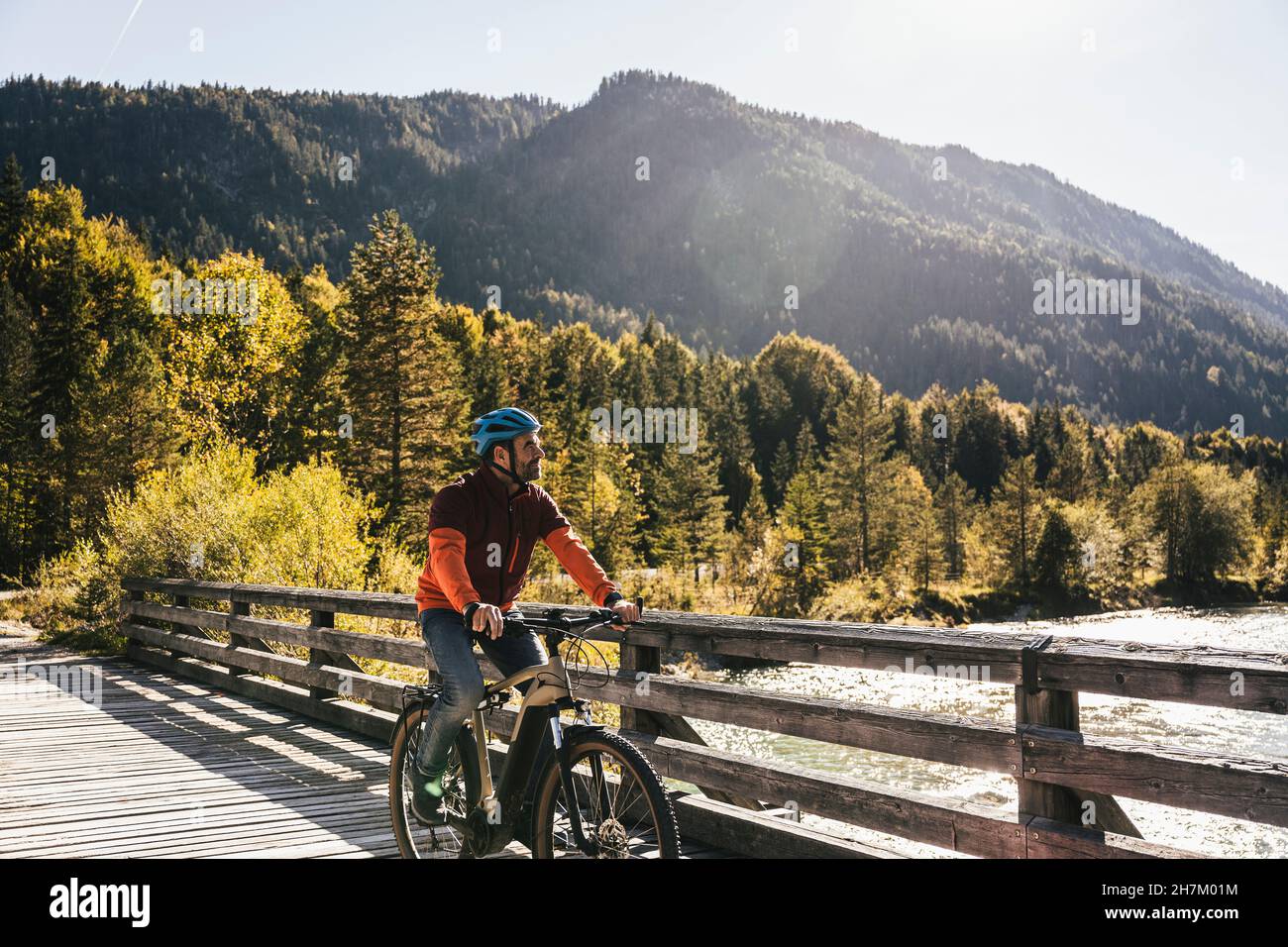 Homme portant un casque VTT sur le pont Banque D'Images