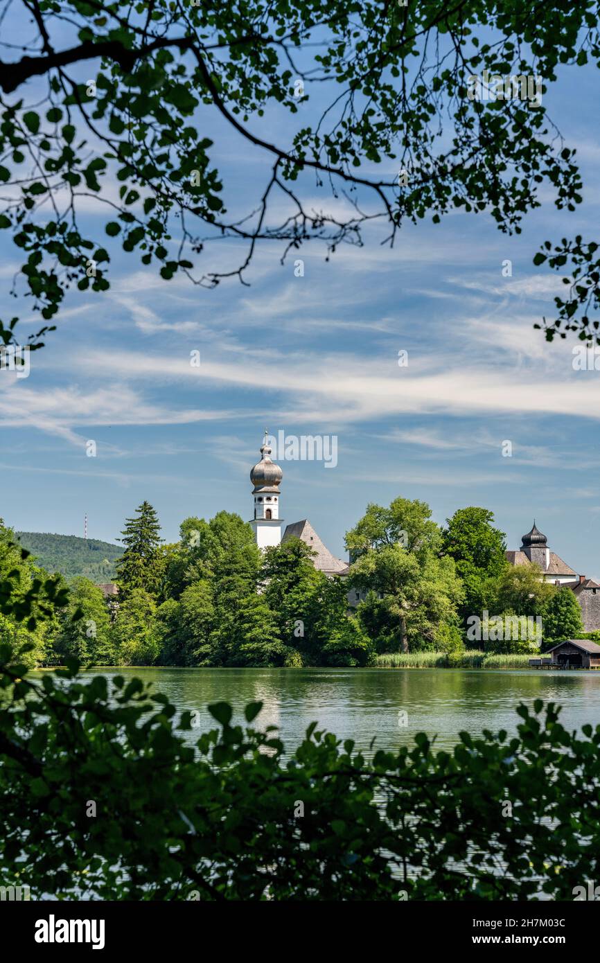 Vue au soleil sur la Höglwörther Voir le monastère, Chiemgau, Bavière, Allemagne Banque D'Images