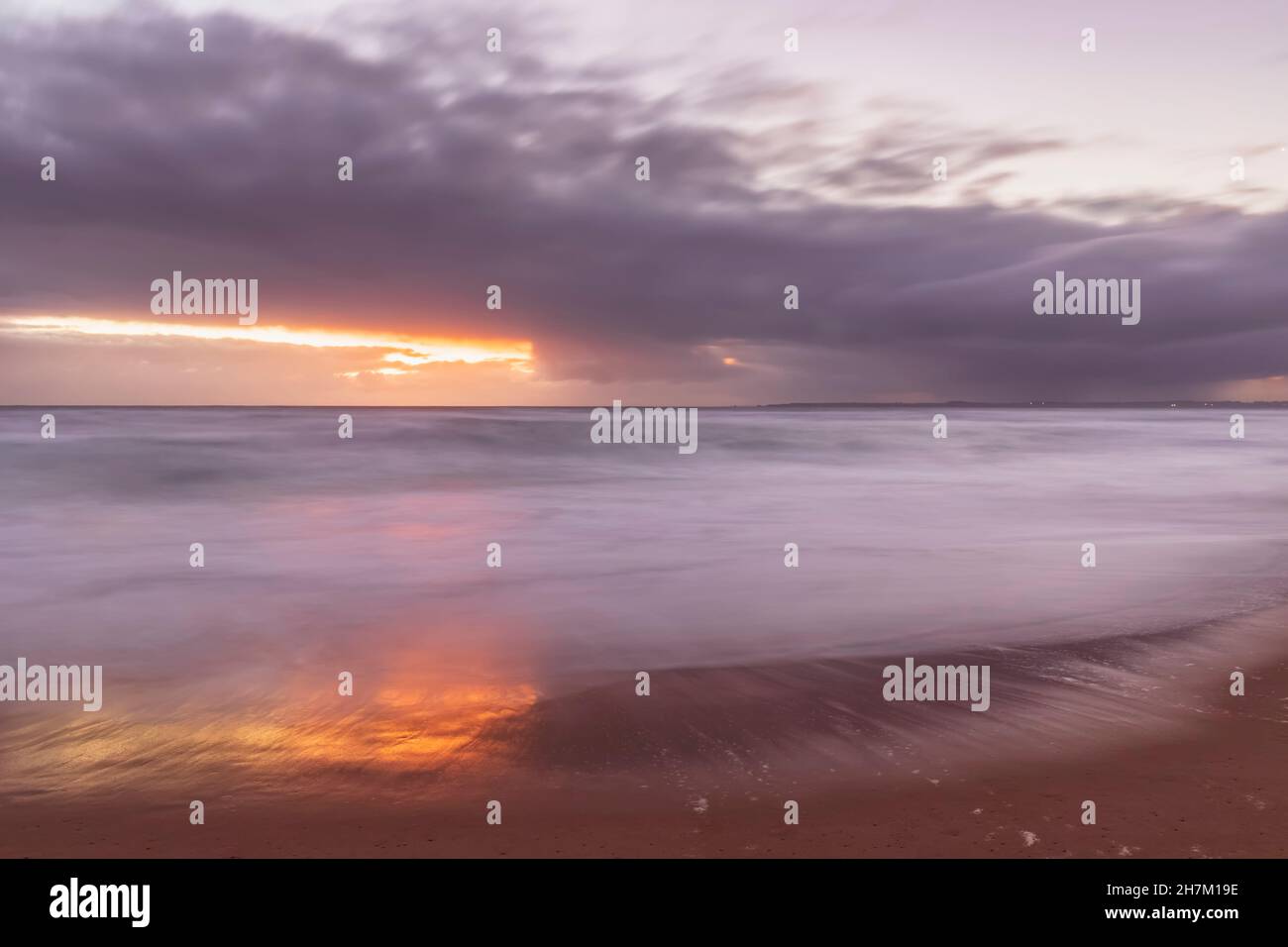 Promenade de Wolamai Surf Beach au coucher du soleil de moody Banque D'Images