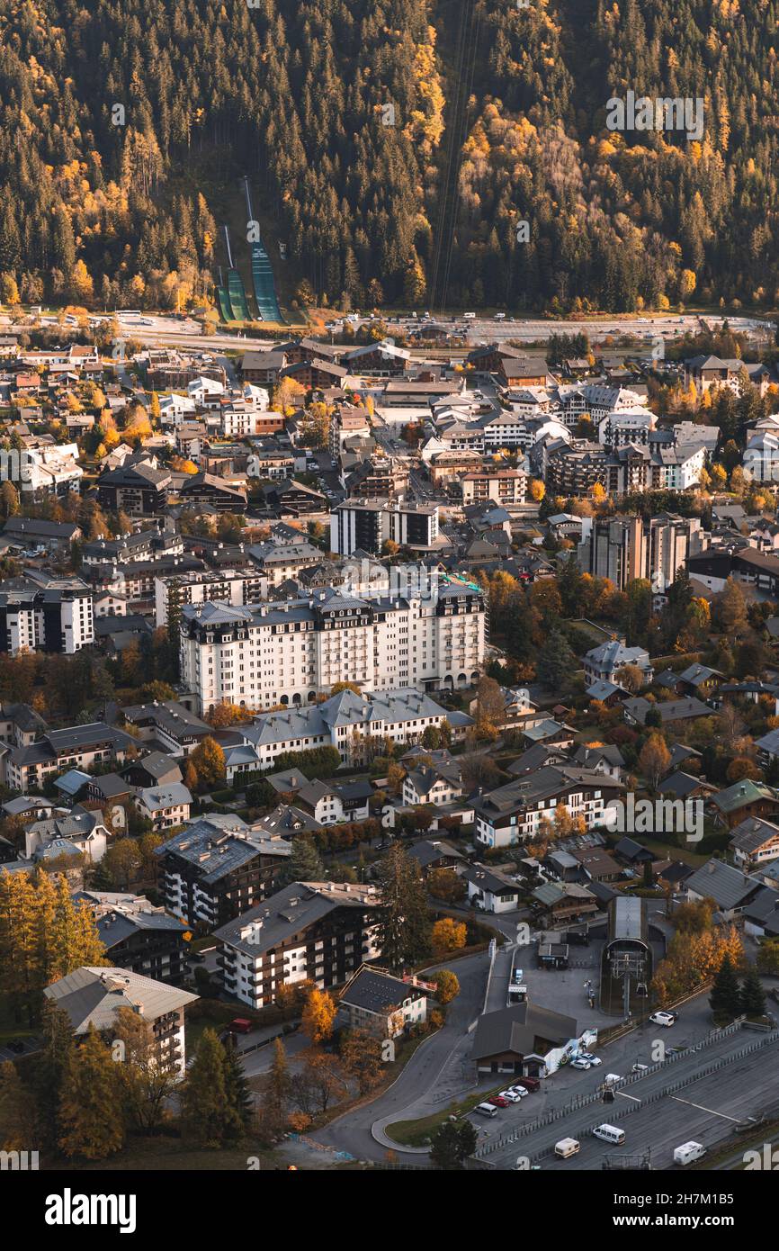 Montagnes enneigées vues à travers les nuages à l'aiguille du midi, Mont blanc, Chamonix, France Banque D'Images