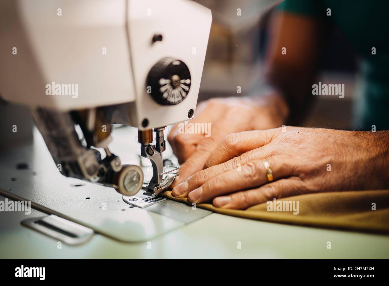 Couturier couture de vêtements sur machine en atelier Banque D'Images
