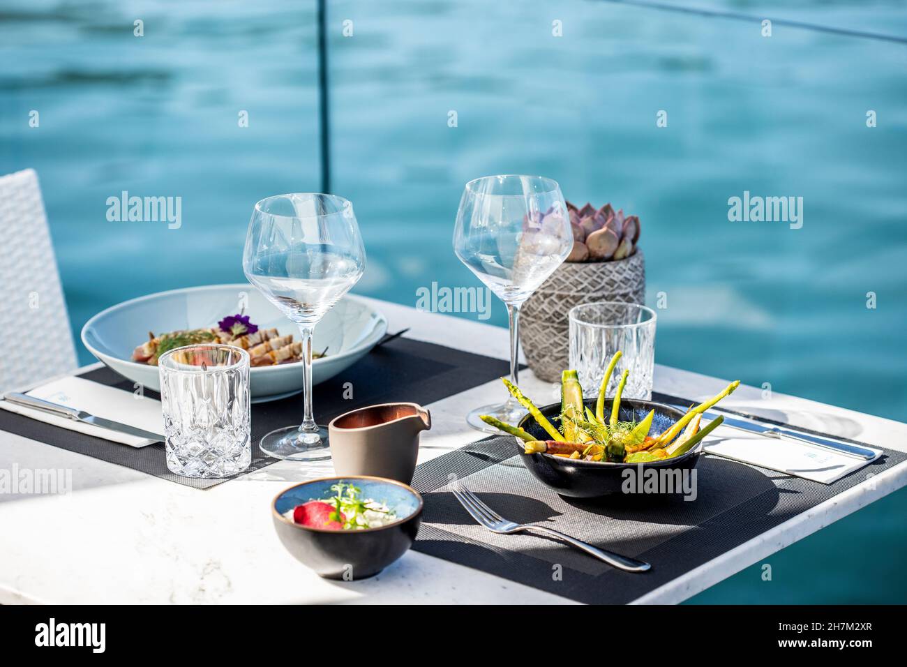 Cuisine asiatique et place sur la table au bord de l'eau Banque D'Images