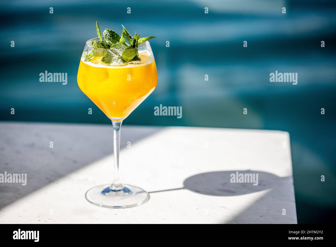 Lumière du soleil sur un verre à cocktail à la table Banque D'Images