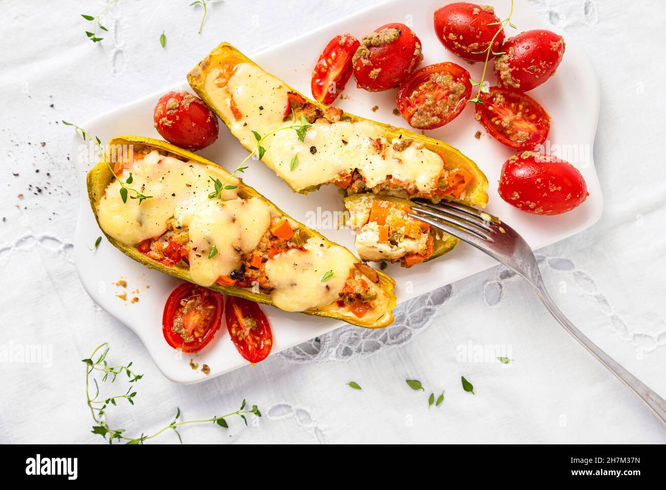 Courgettes farcies au fromage aux tomates cerises sur la table Banque D'Images