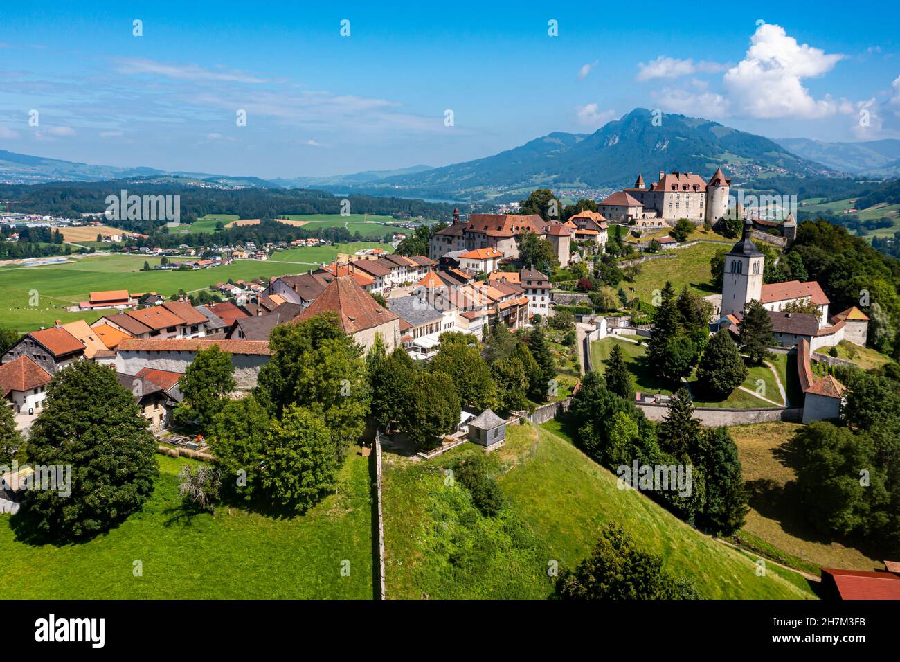 Suisse, canton de Fribourg, Gruyères, vue aérienne du château de Gruyères en été Banque D'Images