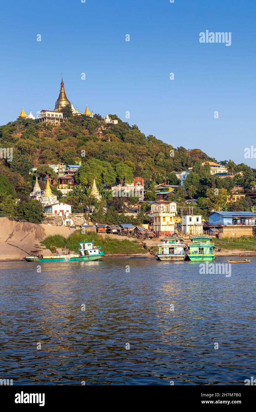 MANDALA, MYANMAR (BIRMANIE) - 28 décembre 2017 : Pagoda de Nan Kain, vue depuis un bateau sur la rivière Irrawaddy, près de la ville de Mandalay au Myanmar (B Banque D'Images