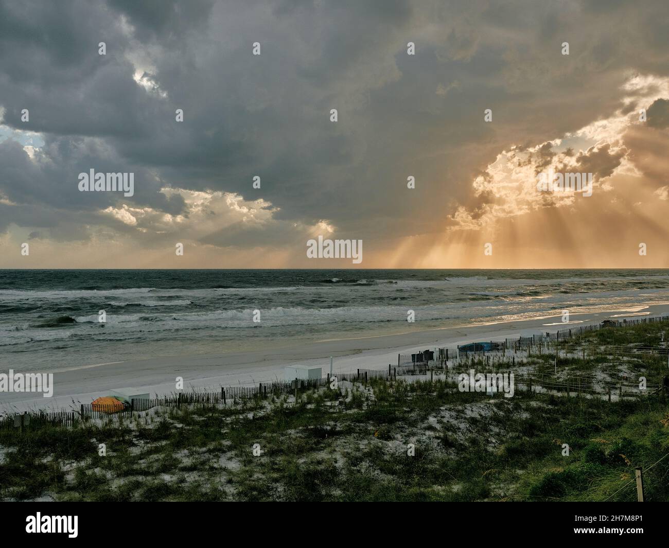 Moody soleil sur le golfe du Mexique dans le panhandle de Floride connu sous le nom de la côte d'émeraude près de destin Floride, États-Unis. Banque D'Images