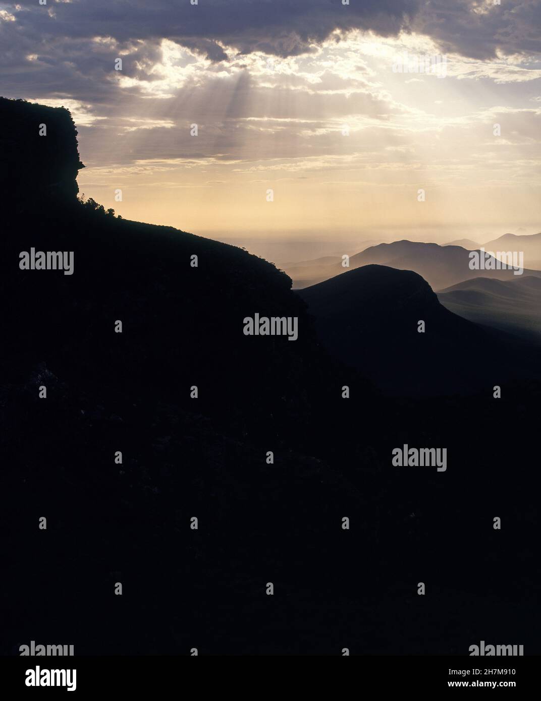 COUCHER DE SOLEIL SUR LES CHAÎNES DE STIRLING, AUSTRALIE OCCIDENTALE. Banque D'Images