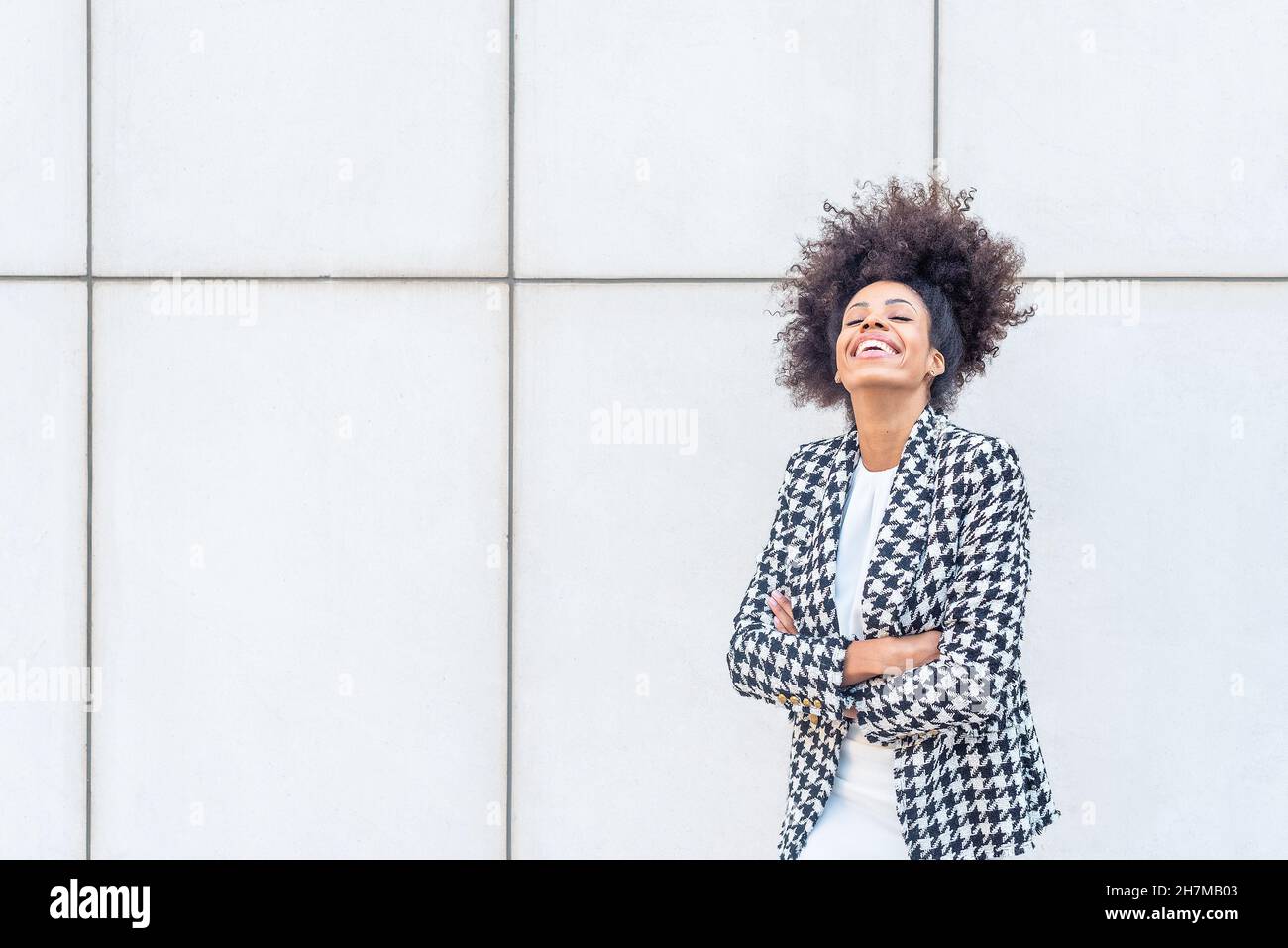 femme riant portant une veste à motif écossais et une robe blanche Photo  Stock - Alamy