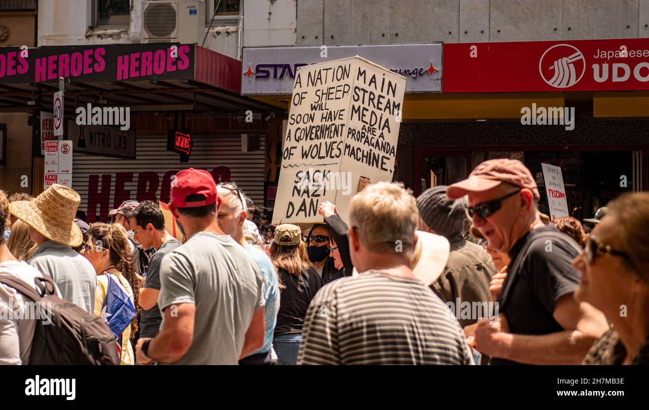 Melbourne, Victoria Australie - novembre 20 2021 : l'homme porte un panneau « Une nation de moutons aura bientôt Un gouvernement de Wolves Sack Nazi Dan » Bourke S. Banque D'Images