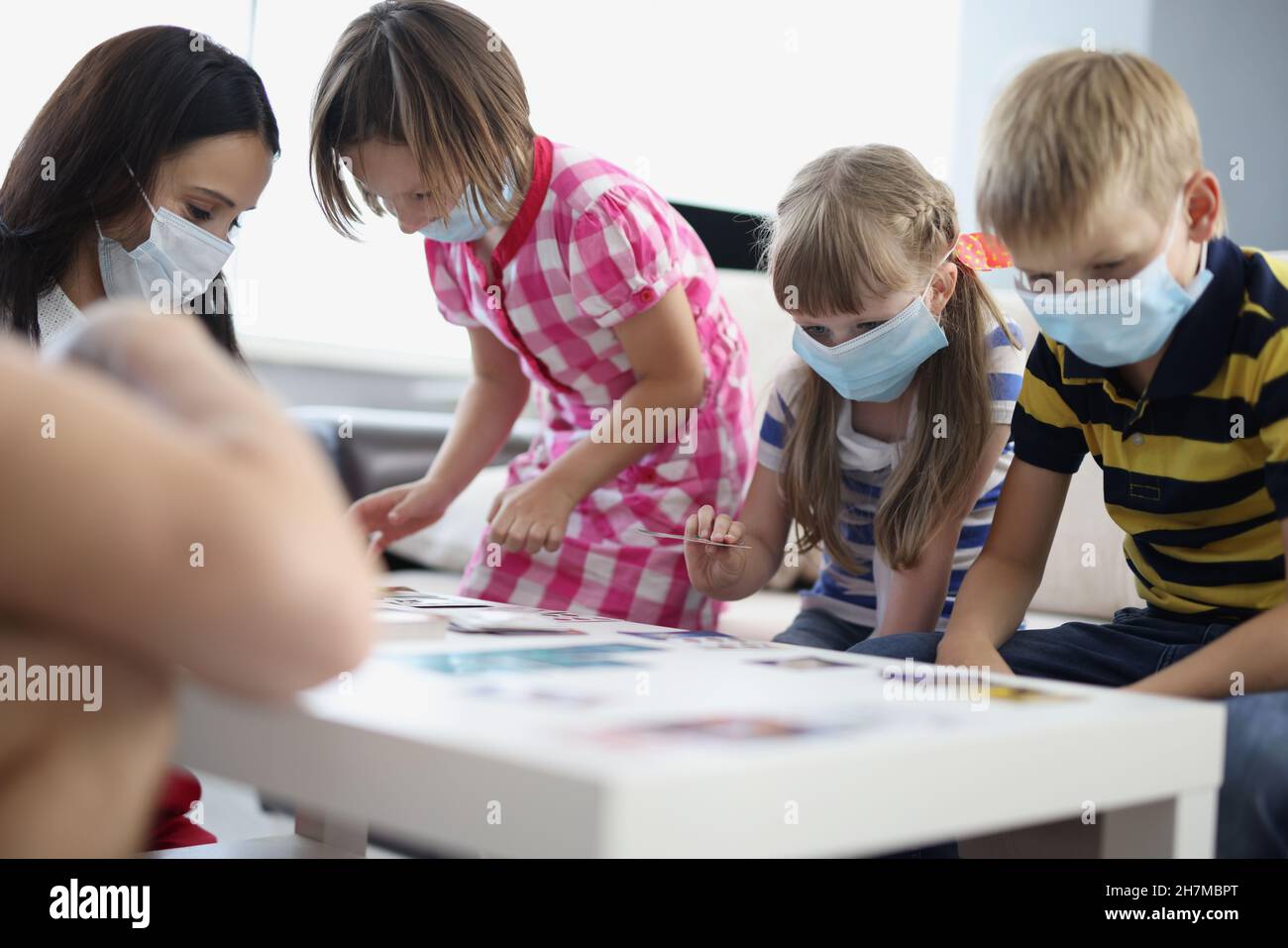 Un groupe d'enfants passe du temps à la maternelle avec un enseignant Banque D'Images