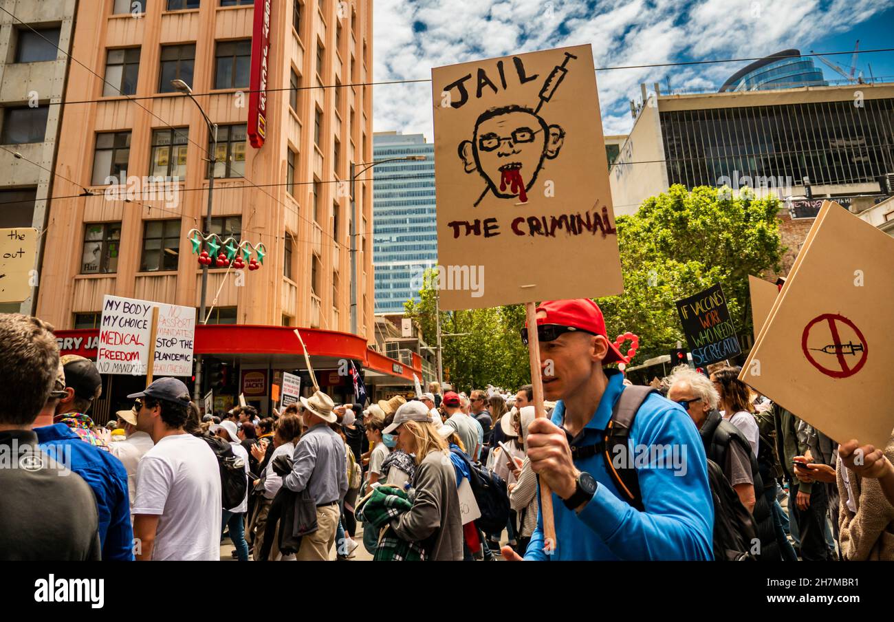 Melbourne, Victoria Australie - novembre 20 2021 : un homme en chemise bleue casquette rouge tient un panneau Jail Daniel Andrews sur Bourke Street à Freedom March et Banque D'Images