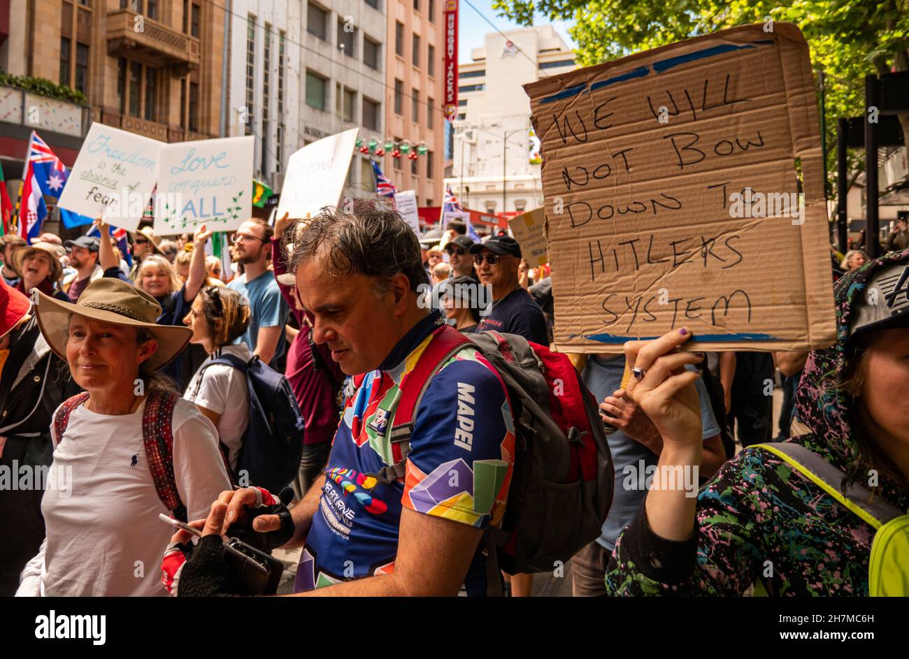 Melbourne, Victoria Australie - novembre 20 2021 : une femme porte un panneau indiquant que nous ne nous archierons pas vers Hitlers System, sur Bourke Street à Freedom Ma Banque D'Images