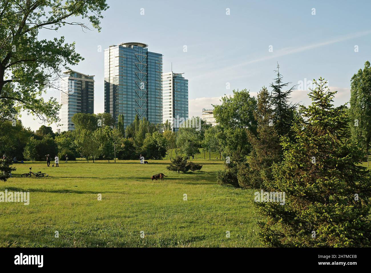 SOFIA, BULGARIE - 08 mai 2019 : vue sur le gratte-ciel du centre du millénaire à Sofia, Bulgarie.Siège des bureaux UBB Bank du Groupe KBC Banque D'Images