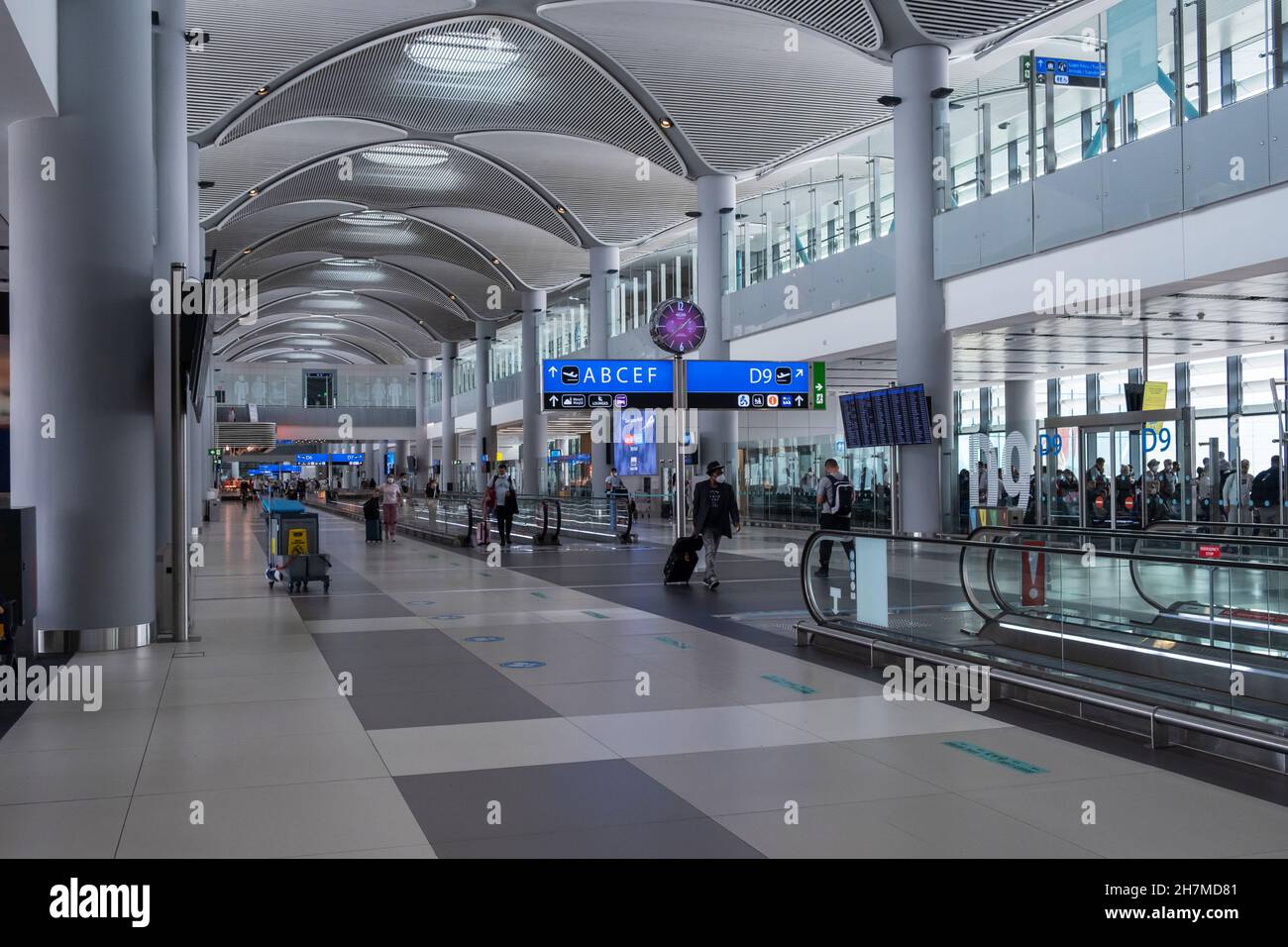 ISTANBUL, TURQUIE - 7 septembre 2021 : nouvel aéroport d'Istanbul.L'intérieur du nouveau terminal de l'aéroport d'Istanbul. Banque D'Images