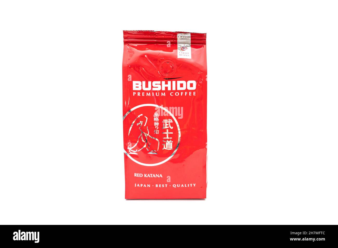 BERLIN - NOVEMBRE 15 : Bushido Red Katana café isolé sur blanc, Berlin, novembre 15.2021 en Allemagne. Banque D'Images