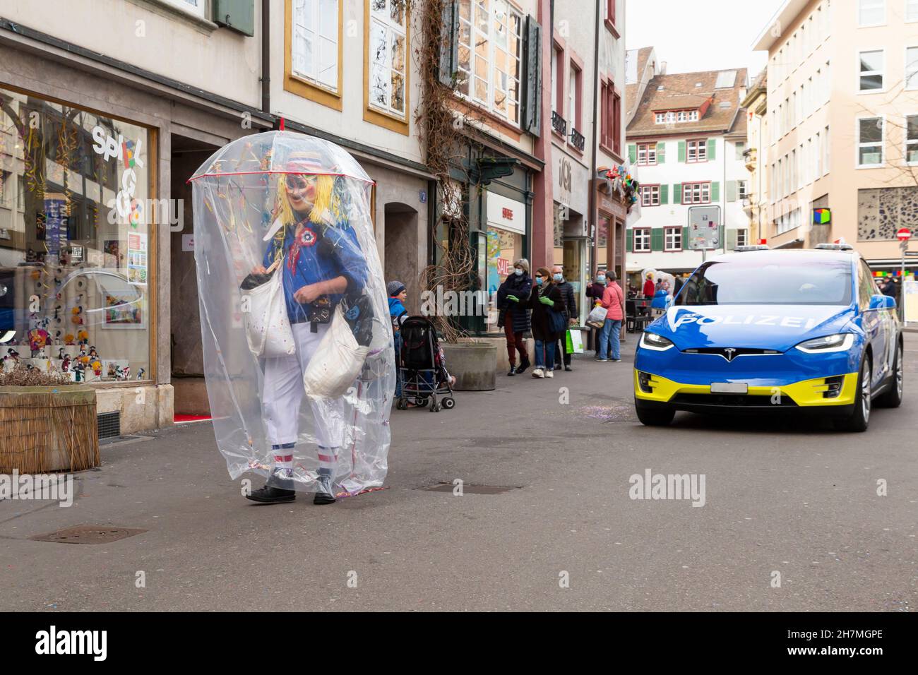Bâle, Suisse - février 21.Un seul fêtard de carnaval dans un costume de costume de makeshft Banque D'Images