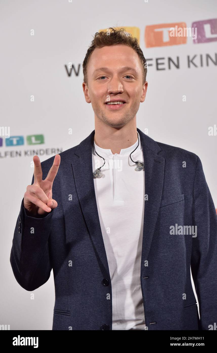 18 novembre 2021, Rhénanie-du-Nord-Westphalie, Hürth: Le chanteur et musicien JORIS, Joris Ramon Buchholz, en tant qu'invité au 26e RTL Spendenmarathon nous aidons les enfants photo: Horst Galuschka/dpa Banque D'Images