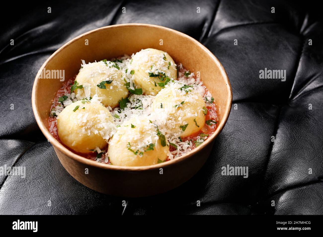 Gnocchi di patate, boulettes de pommes de terre sauce tomate et parmesan.À emporter, boîte de régime.Plat appétissant prêt-à-emporter servi dans un bo jetable Banque D'Images