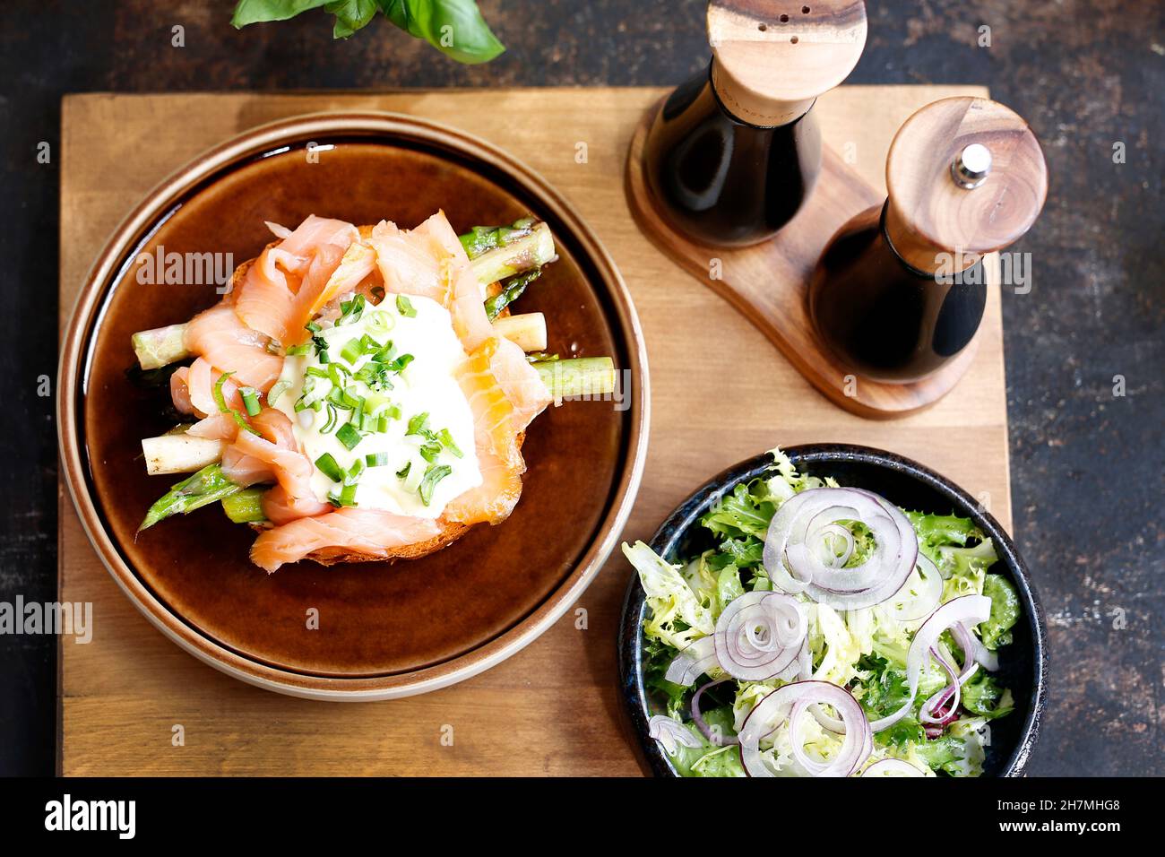 Sandwich au saumon fumé et aux asperges, servi avec une salade verte.Un délicieux plat.photographie culinaire.Suggestion de servir le plat. Banque D'Images