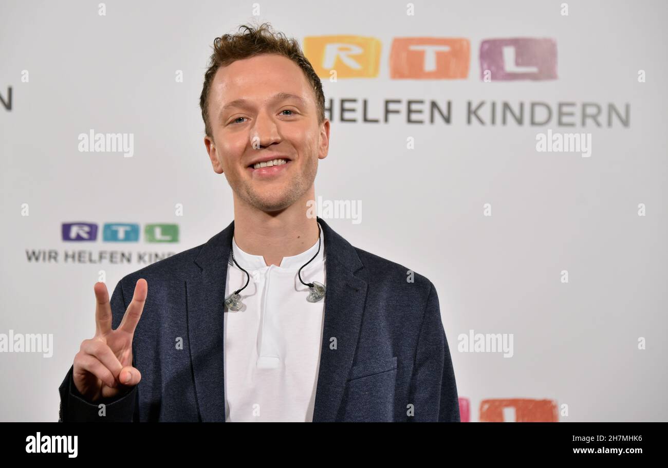 18 novembre 2021, Rhénanie-du-Nord-Westphalie, Hürth: Le chanteur et musicien JORIS, Joris Ramon Buchholz, en tant qu'invité au 26e RTL Spendenmarathon nous aidons les enfants photo: Horst Galuschka/dpa Banque D'Images