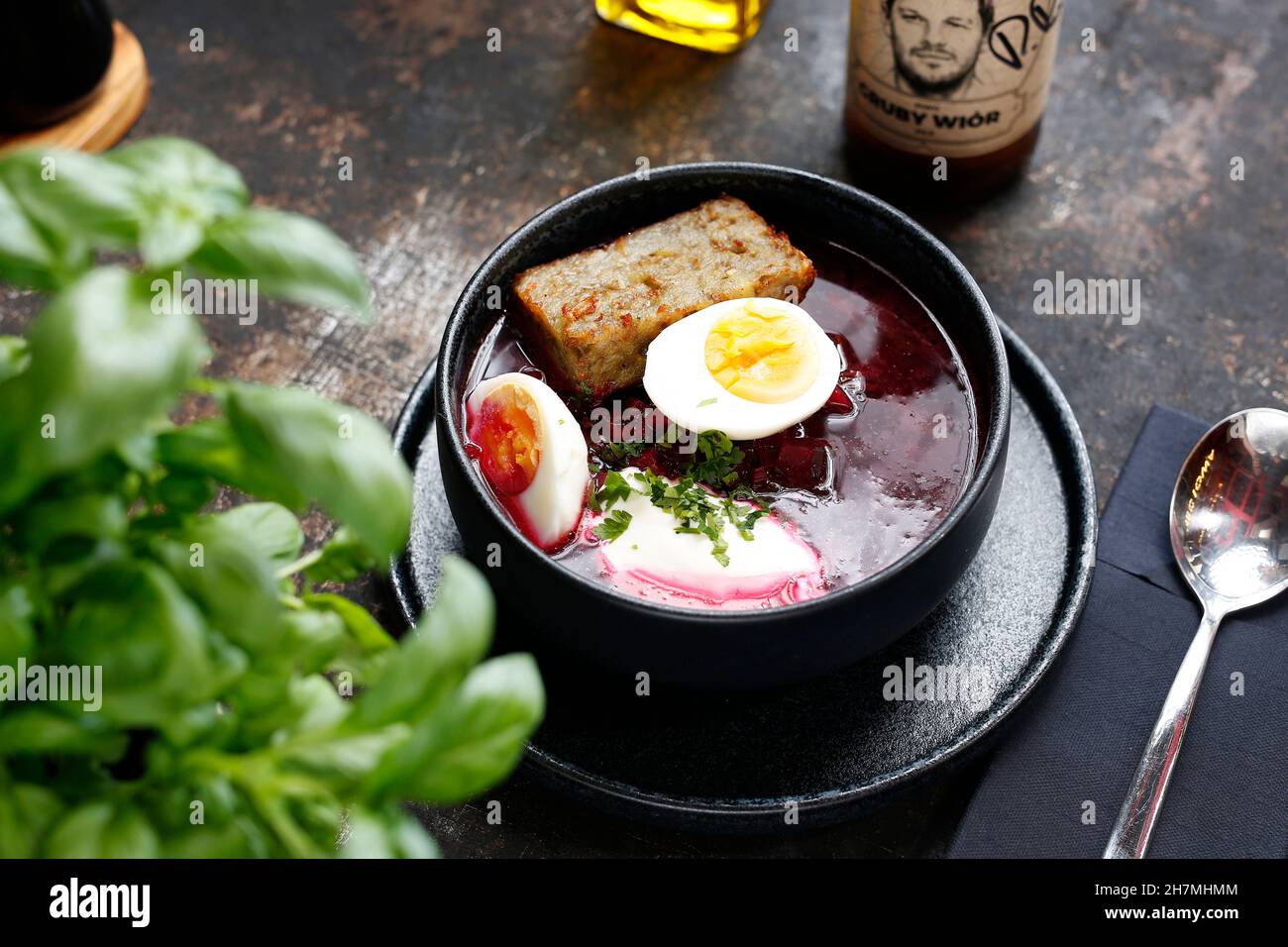 Soupe de betteraves avec œuf.Un plat appétissant.Photographie culinaire, une proposition de servir un repas. Banque D'Images