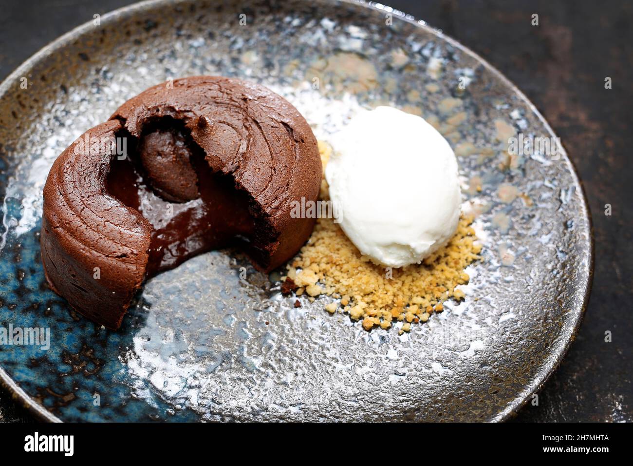 Gâteau au chocolat avec glace et noix.Délicieux dessert sucré.Un délicieux plat.photographie culinaire.Suggestion de servir le plat. Banque D'Images