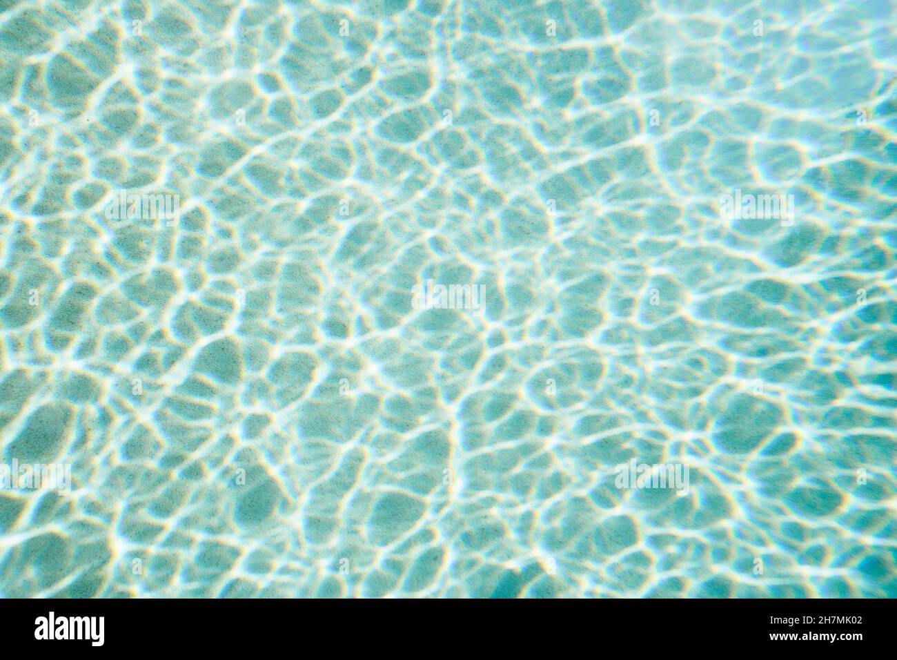 Motif de formation de réflexion sur l'eau de la piscine bleue Banque D'Images