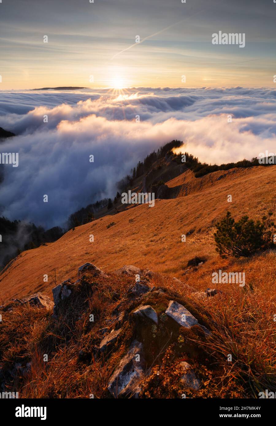 Lever de soleil spectaculaire dans les montagnes avec brouillard et soleil - paysage Slovaquie Banque D'Images